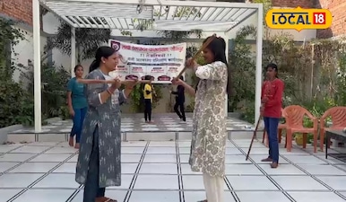 लाठी चलाती बच्चियां