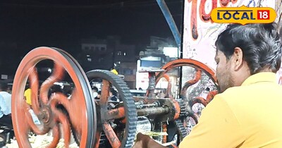 मशीन पर रस निकालते युवक 