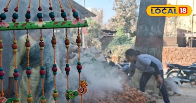 वाराणसी में बेटियां तैयार कर रही मिट्टी से मोतियां