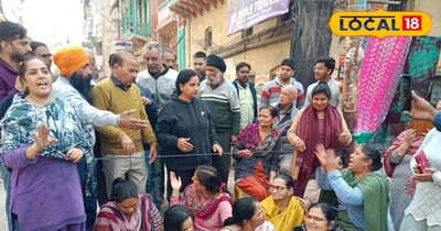 गंदगी से परेशान लोगों ने लगाया धरना प्रदर्शन, प्रशासन पर लगाए आरोप.
