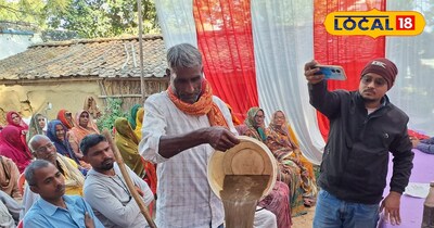 जीवामृत तैयार करता किसान