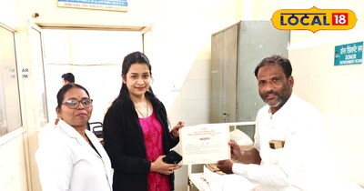 नादिर अली को सम्मानित करता अस्पताल स्टाफ 