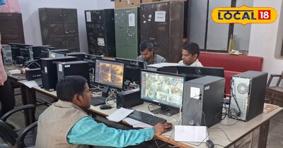 निगरानी करते कर्मचारी