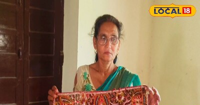 ऑर्डर पर तैयार लहंगे दिखाती बीना कुमारी.