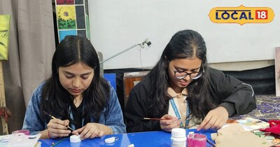 दोनों छात्रा 