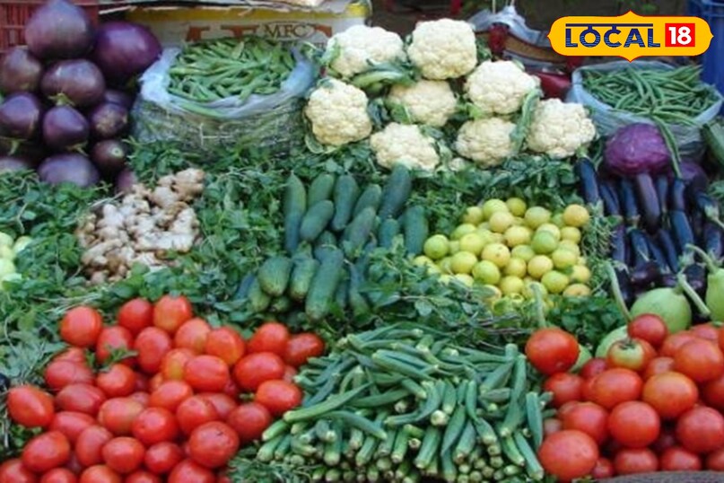 वजन घटाने के लिए जरूरी सब्जियां मोटापा कम करने के लिए स्प्राउट्स में फाइबर युक्त सब्जियां मिलाएं। इसमें खीरा, टमाटर, ककड़ी, प्याज, हरी मिर्च, हरा धनिया और चुकंदर बेहतरीन विकल्प हैं। ये सब्जियां न केवल पेट को देर तक भरा रखती हैं बल्कि कैलोरी में भी कम होती हैं।