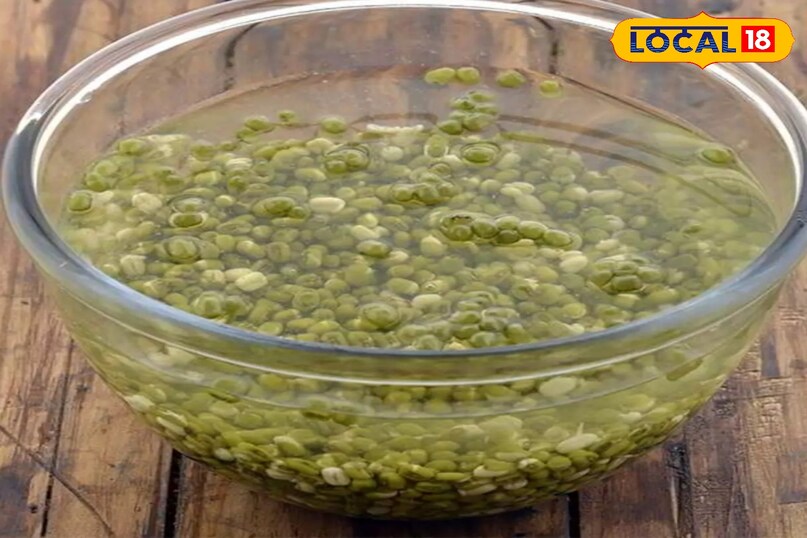 स्प्राउट्स तैयार करने की विधि सबसे पहले साबुत मूंग दाल को रातभर पानी में भिगो दें। सुबह पानी निकालकर दाल को एक सूती या मलमल के कपड़े में बांधकर 1-2 दिन के लिए किसी गर्म जगह पर रख दें। यदि कपड़ा सूखने लगे तो हल्का पानी छिड़कें। 2 दिन में हेल्दी अंकुर तैयार हो जाएंगे।