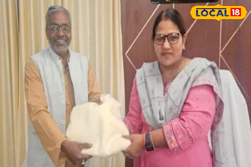 डीसी के रूप में रहते हुए कुमुद सहाय ने खासतौर पर कृषि विकास के कार्यक्रमों पर विशेष ध्यान दिया था. उन्होंने स्ट्रॉबेरी और मटर की खेती का निरीक्षण किया और संबंधित अधिकारियों को किसानों को उचित सुविधाएं प्रदान करने के निर्देश दिए. 