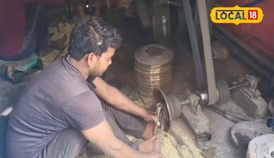 पीतल कारीगरी करते हुए