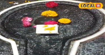 पूजा विधि बताते देवघर के ज्योतिषाचार्य जी