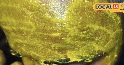 चेहरे पर।