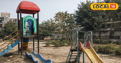 पार्क में लगे टूटे और खबर झूले 