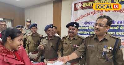 मोबाइल लेते हुए