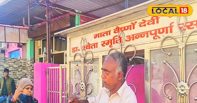 अन्नपूर्णा रसोई में भोजन वितरित करते कर्मचारी.