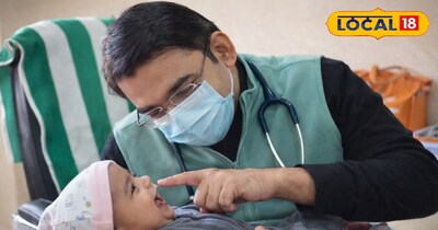 ये हैं दिल्ली के मशहूर चाइल्ड स्पेशलिस्ट डॉक्टर्स, बच्चों को गोद में लेकर करते ह