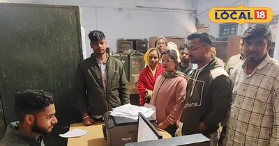 श्रम पेंशन योजना के लिए आवेदन करते हुए मजदूर 