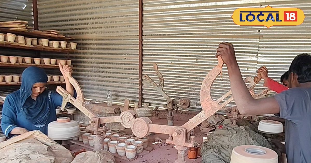 नोएडा की नौकरी छोड़ ग्रेजुएट अवनीश शर्मा ने गांव में मिट्टी के बर्तनों से बनाया लाखों का बिजनेस!