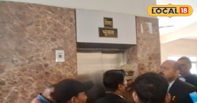 लिफ्ट में फंसा युवक।
