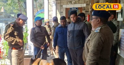 नैनतीाल जिला न्यायालय में बम की धमकी मिलने के बाद चेकिंग करती पुलिस.