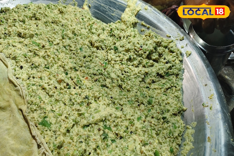 दाल को पीसकर करते हैं तैयार 