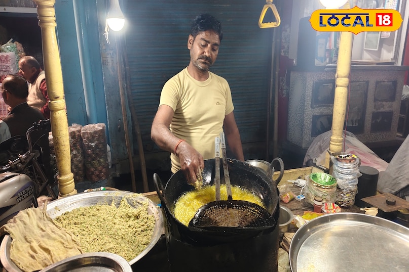 कढ़ाई में तैयार होते हैं दाल मगौड़ा 