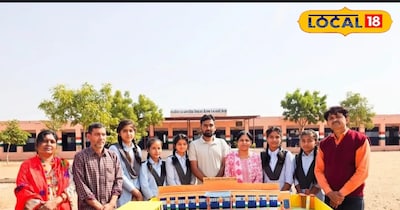 लंच ब्रेक में तैयार किया गया विद्यालय का आकर्षक मॉडल दिखाती छात्राएं