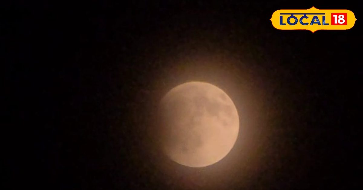 होली से पहले लगने वाला चंद्र ग्रहण, भारत में कितनी देर दिखेगा? जानें काशी के ज्योतिषी से सब होली से पहले लगने वाला चंद्र ग्रहण, भारत में कितनी देर दिखेगा? जानें काशी के ज्योतिषी से सब