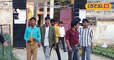 परीक्षा देकर निकलते छात्र