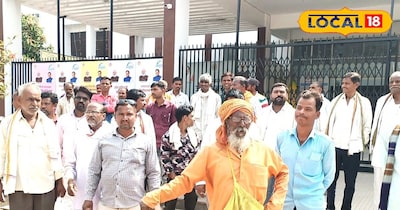 मुआवजे को लेकर सड़क पर किसान.