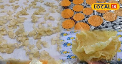 पापड़ बनाते हुए