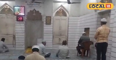 मस्जिद में नमाज़ पढ़ते हुए नमाजी