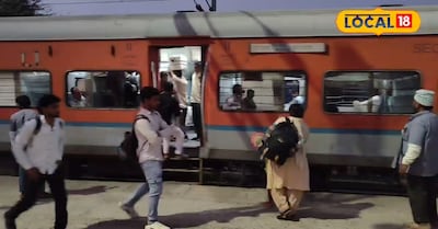 जमालपुर जंक्शन पर खड़ी पैसेंजर ट्रेन