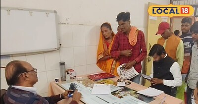 अस्पताल में मरीजों को देखते हुए डॉक्टर 