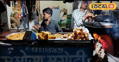 सभी फूड आइटम मिट्टी के चूल्हे पर बनाए जाते हैं.