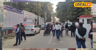 बेगूसराय में जारी लिस्ट देखते मरीज़ के परिजन