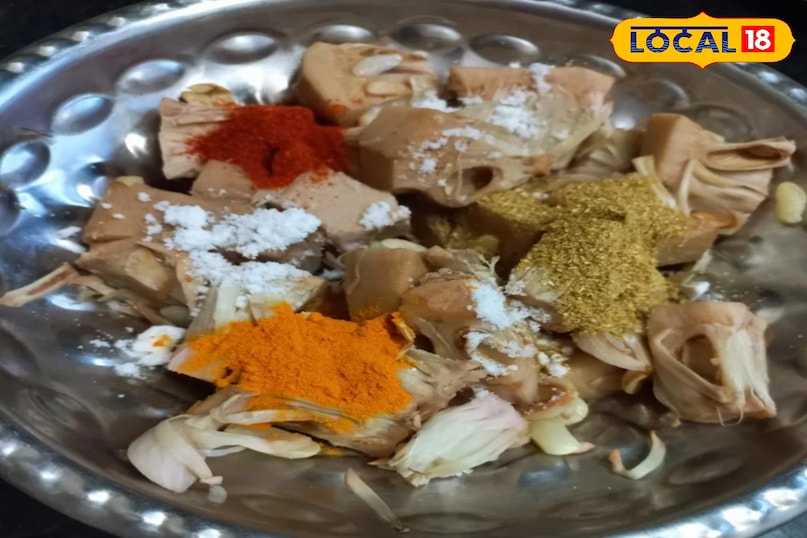 कटहल को थोड़ी देर कुछ मसाले डालकर मेरीनेट कर ले 