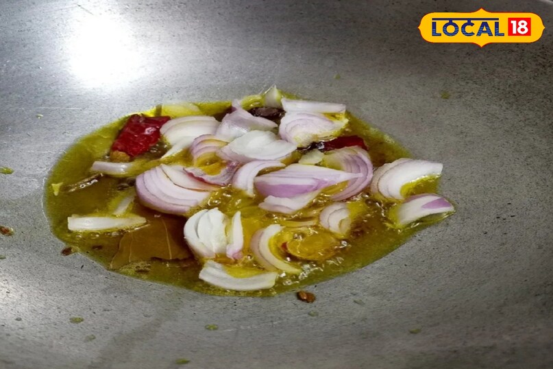 अब एक कढ़ाई ले इसमें प्याज डाले 