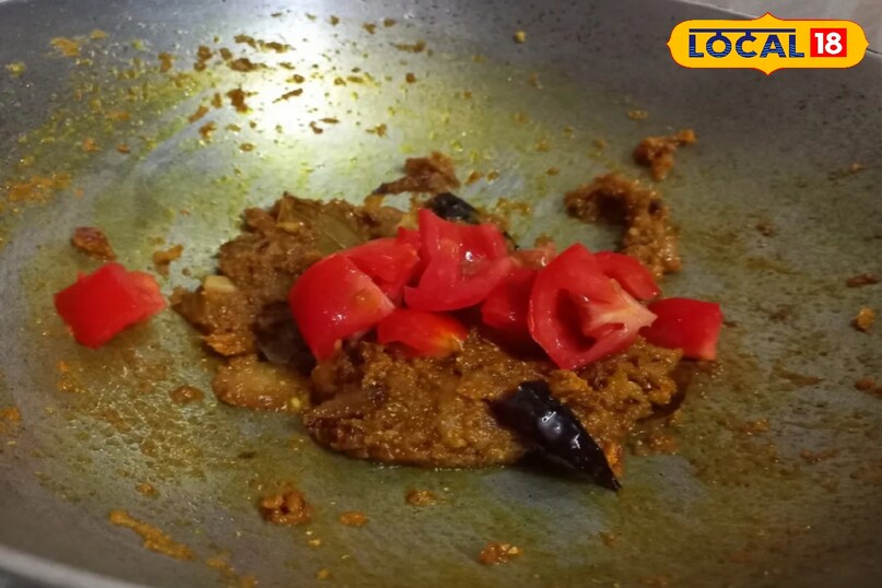सारे मसाले को डालकर फ्राई करे 