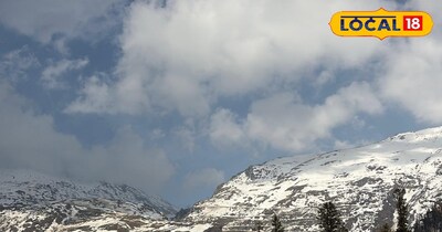 कुल्लू मनाली की बर्फ से ढकी ऊंची पहाड़ियां 