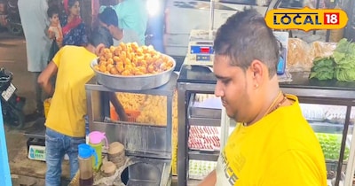 अमन मिष्ठान भंडार पर मशहूर समोसे बनाते संचालक.