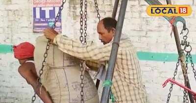 क्रय केंद्र पर गेहूं बिक्री करता हुआ किसान