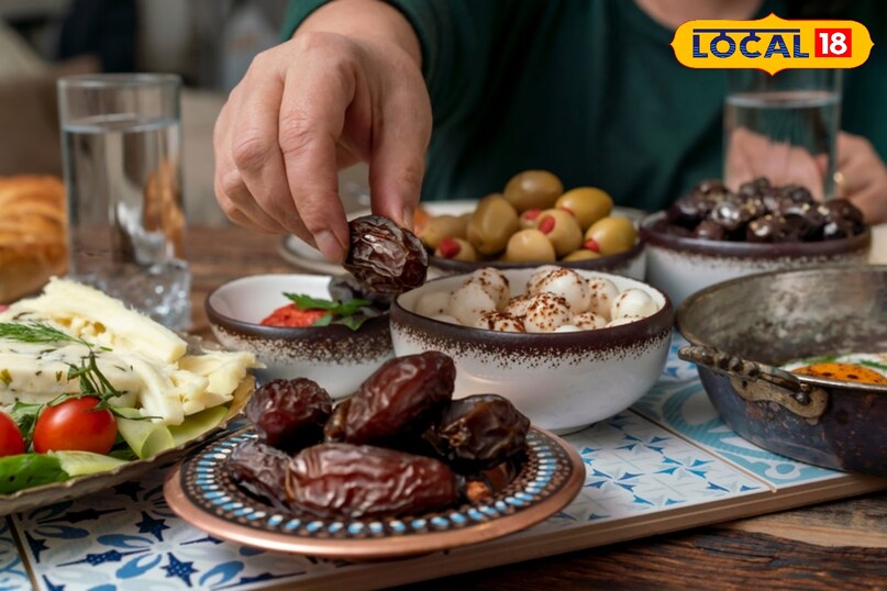 इफ्तार में तली हुई चीजे खाने से परहेज करना चाहिए. इफ्तार में तली हुई चीजे खाने से परहेज करना चाहिए.