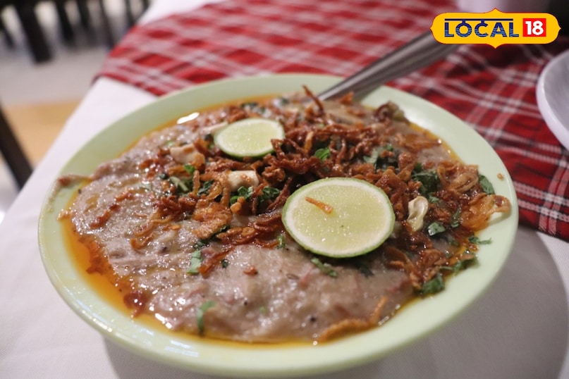 हैदराबाद: नवाबों के शहर हैदराबाद में वैसे तो बिरयानी की चर्चा साल भर रहती है लेकिन जैसे ही रमजान का महीना करीब आता है यहाँ की गलियों में हलीम की खुशबू हर दूसरी खुशबू पर भारी पड़ जाती है। साल 2026 में भी हलीम का क्रेज सातवें आसमान पर है। दिलचस्प बात यह है कि इस बार रमजान शुरू होने से करीब दो हफ्ते पहले ही कई बड़े आउटलेट्स ने अपनी भट्टियां सुलगानी शुरू कर दी हैं। अगर आप भी इस सीजन की बेहतरीन हलीम का लुत्फ उठाना चाहते हैं तो ये हैं वो 5 टॉप ठिकाने जो अपने स्वाद और क्वालिटी के लिए जाने जाते हैं