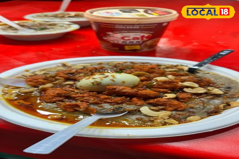 कैफे 555 मासाब टैंक अगर आप हलीम के साथ थोड़ा एक्सपेरिमेंट पसंद करते हैं तो कैफे 555 आपकी पहली पसंद हो सकता है। यहाँ की हलीम अपनी टॉपिंग्स के लिए मशहूर है। लोग यहाँ खास तौर पर नल्ली गोश्त, चिकन 65 और उबले हुए अंडों के साथ हलीम सर्व करने के इनके अंदाज के दीवाने हैं।