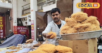 सेंवई बेचते दुकानदार राजेश