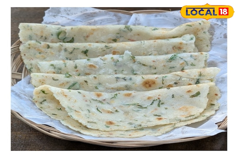 अक्की रोटी कर्नाटक की यह खास रोटी चावल के आटे से बनती है। इसमें स्वाद का तड़का लगाने के लिए बारीक कटे प्याज, हरी मिर्च, करी पत्ता और कद्दूकस की हुई सब्जियां मिलाई जाती हैं। यह न केवल स्वादिष्ट है बल्कि काफी पौष्टिक भी होती है। अक्की रोटी कर्नाटक की यह खास रोटी चावल के आटे से बनती है। इसमें स्वाद का तड़का लगाने के लिए बारीक कटे प्याज, हरी मिर्च, करी पत्ता और कद्दूकस की हुई सब्जियां मिलाई जाती हैं। यह न केवल स्वादिष्ट है बल्कि काफी पौष्टिक भी होती है।