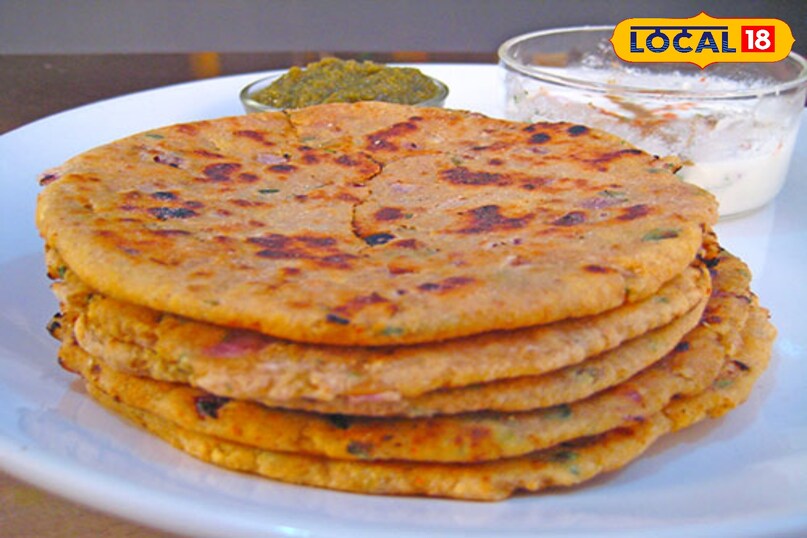 मिस्सी रोटी पंजाब और राजस्थान के घरों में मशहूर मिस्सी रोटी गेहूं के आटे और बेसन के मिश्रण से बनती है। इसमें अजवाइन, प्याज और ताजी धनिया पत्ती डाली जाती है, जो इसे मसालेदार और खुशबूदार बनाती है। इसे मक्खन और दाल तड़का के साथ परोसना सबसे अच्छा रहता है मिस्सी रोटी पंजाब और राजस्थान के घरों में मशहूर मिस्सी रोटी गेहूं के आटे और बेसन के मिश्रण से बनती है। इसमें अजवाइन, प्याज और ताजी धनिया पत्ती डाली जाती है, जो इसे मसालेदार और खुशबूदार बनाती है। इसे मक्खन और दाल तड़का के साथ परोसना सबसे अच्छा रहता है