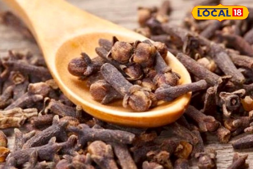 आगे कहा कि गर्मी में डिहाइड्रेशन एक बड़ी समस्या है. बार-बार प्यास लगना और कमजोरी महसूस होना आम बात है. लौंग शरीर की पाचन क्रिया को संतुलित कर जल की कमी से होने वाली परेशानियों को कम करती है. मिश्री के साथ लौंग का सेवन करने से शरीर को ऊर्जा मिलती है और सूखापन कम होता है. आगे कहा कि गर्मी में डिहाइड्रेशन एक बड़ी समस्या है. बार-बार प्यास लगना और कमजोरी महसूस होना आम बात है. लौंग शरीर की पाचन क्रिया को संतुलित कर जल की कमी से होने वाली परेशानियों को कम करती है. मिश्री के साथ लौंग का सेवन करने से शरीर को ऊर्जा मिलती है और सूखापन कम होता है.