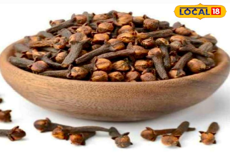 बहुत कम लोग जानते हैं कि लौंग आंखों के स्वास्थ्य के लिए भी फायदेमंद है. आयुर्वेद के अनुसार यह रक्त शुद्धि में सहायक होती है, जिससे आंखों की जलन और थकान कम हो सकती है. नियमित और सीमित मात्रा में सेवन करने से आंखों की रोशनी और चमक बनाए रखने में मदद मिलती है. हालांकि किसी भी समस्या में विशेषज्ञ की सलाह जरूरी है. बहुत कम लोग जानते हैं कि लौंग आंखों के स्वास्थ्य के लिए भी फायदेमंद है. आयुर्वेद के अनुसार यह रक्त शुद्धि में सहायक होती है, जिससे आंखों की जलन और थकान कम हो सकती है. नियमित और सीमित मात्रा में सेवन करने से आंखों की रोशनी और चमक बनाए रखने में मदद मिलती है. हालांकि किसी भी समस्या में विशेषज्ञ की सलाह जरूरी है.