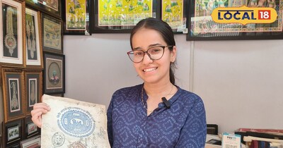 अपनी पेंटिंग के साथ अदिति 